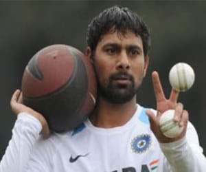 cricketer Praveen loses Rs. 8 lakh gold chain during match.