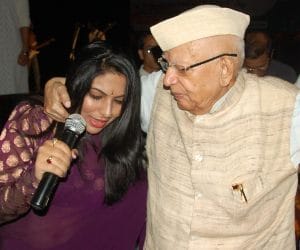 nd tiwari forces woman to dance on stage