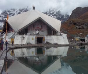 hemkund sahib gate close today for winter.