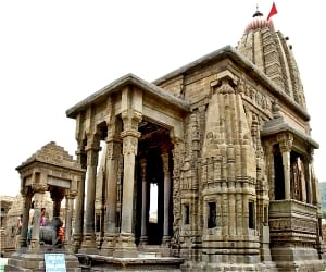 Room off 'antique' sculptures, people are not allowed to watch
