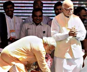 advani praises chahaun again, snub modi