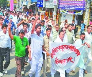 Irregular teachers protest on mp's house