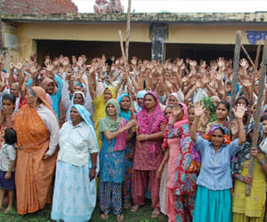 woman protest against akhilesh govt