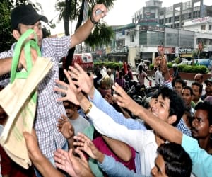 people were fighting to get free jute bags