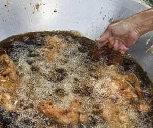 Meet Cook Who Fries Chicken With His BARE Hands