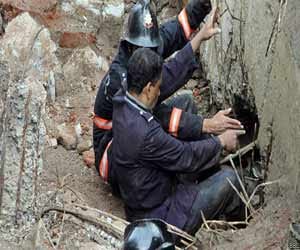 four injured on wall demolition in delhi