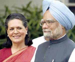 whole congress behind manmohan singh says sonia