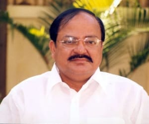 venkaiah naidu travels in delhi metro