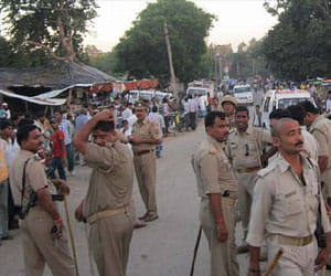 sp and congress supporters clash