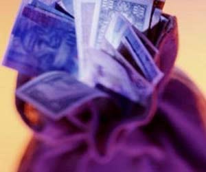 two and a half lakh looted by three bikers