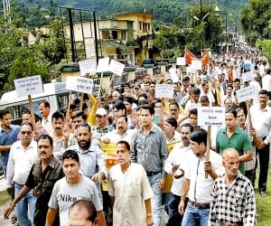 public move on road in uttarkashi