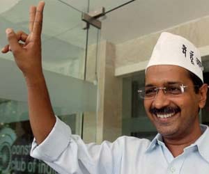 Kejriwal goes to Bareilly cleric for poll support