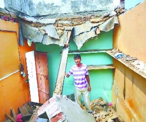 truck hits bike, Daughter dies, father injured