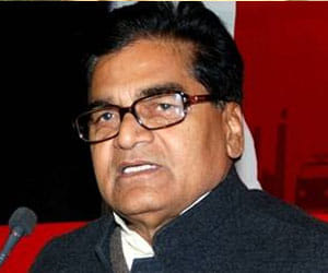 samajwadi party attack on narendra modi and rahul gandhi