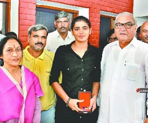 cm hudda announce govt job for savita punia 