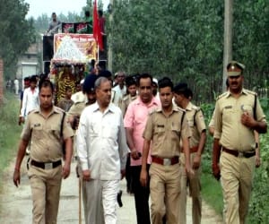 people stop yatra for azan
