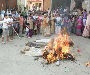 villagers burned effigies of mulayam singh, akhilesh yadav, azam khan on dussehra