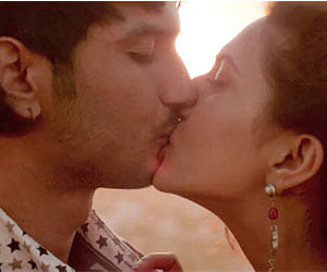 Sushant and Anushka steamy kiss