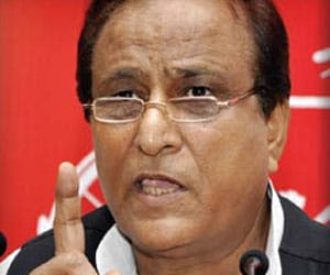azam khan action for rickshaw