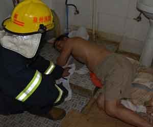 Chinese man gets arm trapped in toilet