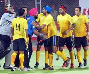 The referee's prabhjot jockeying