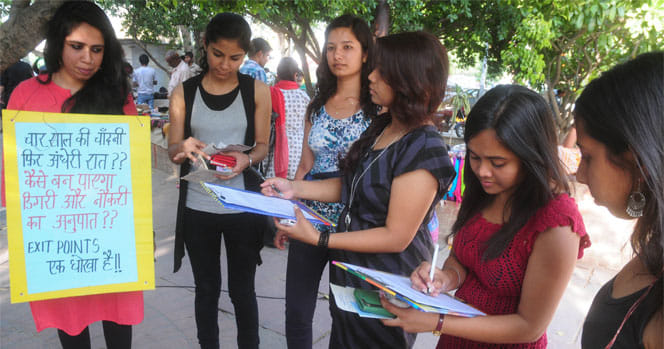 DU students, teachers protest four-year graduation