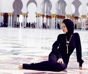 rihana Pulled out from mosque