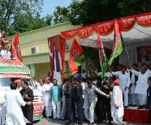 mulayam flags off sp's rath yatra