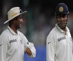 Dhoni and sehwag supporters fights after hooting