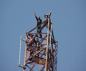 electric contractor climb on bsnl tower at dehradun