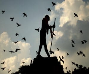 five control coarseness of the Gandhi statue