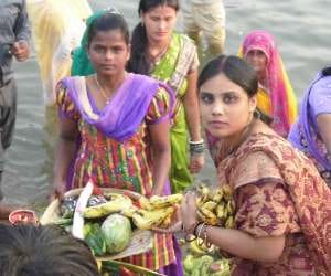 apna party's president reena sharma distributed the fruit