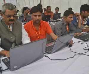 akhilesh yadav laptop used in modi rally