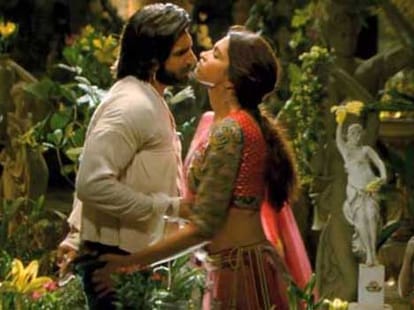 kiss and bedroom scene in ramleela