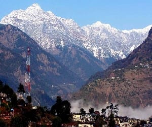 J&K: Tourists enjoy snowfall in new year