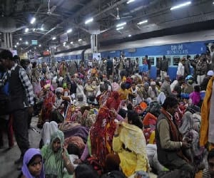 5 dubious boys walks at Ghaziabad railway station