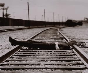 Businessman jumps on the subway tracks, death