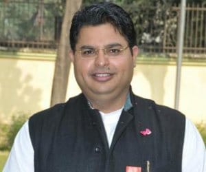 sp leader tries to bribe journalist in lucknow