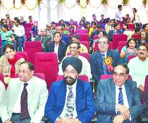 aluminai meet in kgmu opthalmelogist department