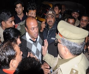 fight between students and shopkeeper