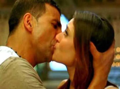 kiss scene of kareena kapoor