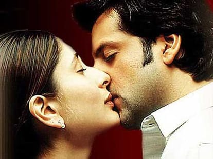 kiss scene of kareena kapoor