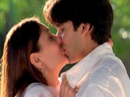 kiss scene of kareena kapoor