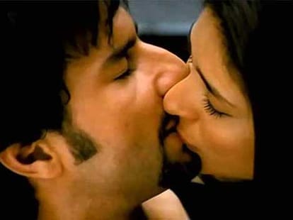 kiss scene of kareena kapoor