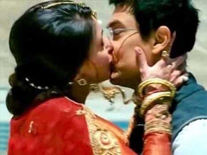kiss scene of kareena kapoor