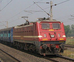 two train loot in up