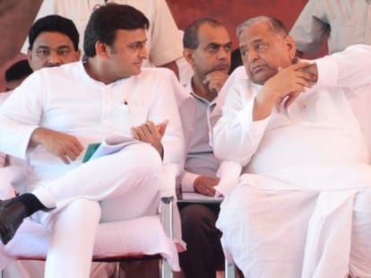swami prasad maurya plays prank with akhilesh in vidhan sabha