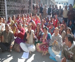 Angry villagers lock inlaid manipulating student at school