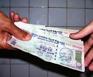 Patwari was caught red-handed taking bribe