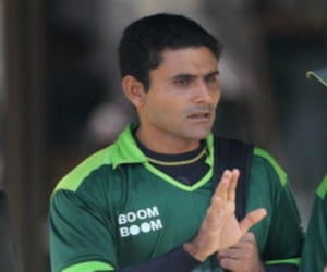 Abdul Razzaq, Pakistan, robbed at gunpoint  